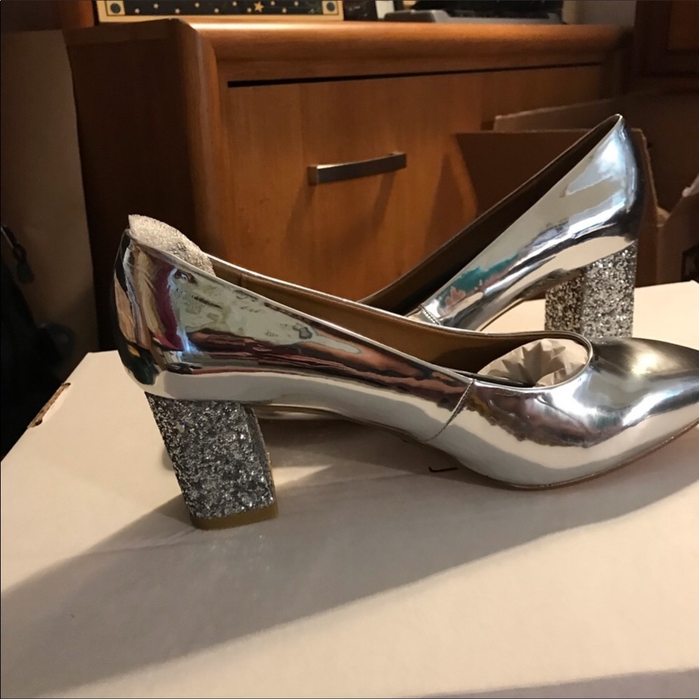 Comfortview brand new in original box silver heels
